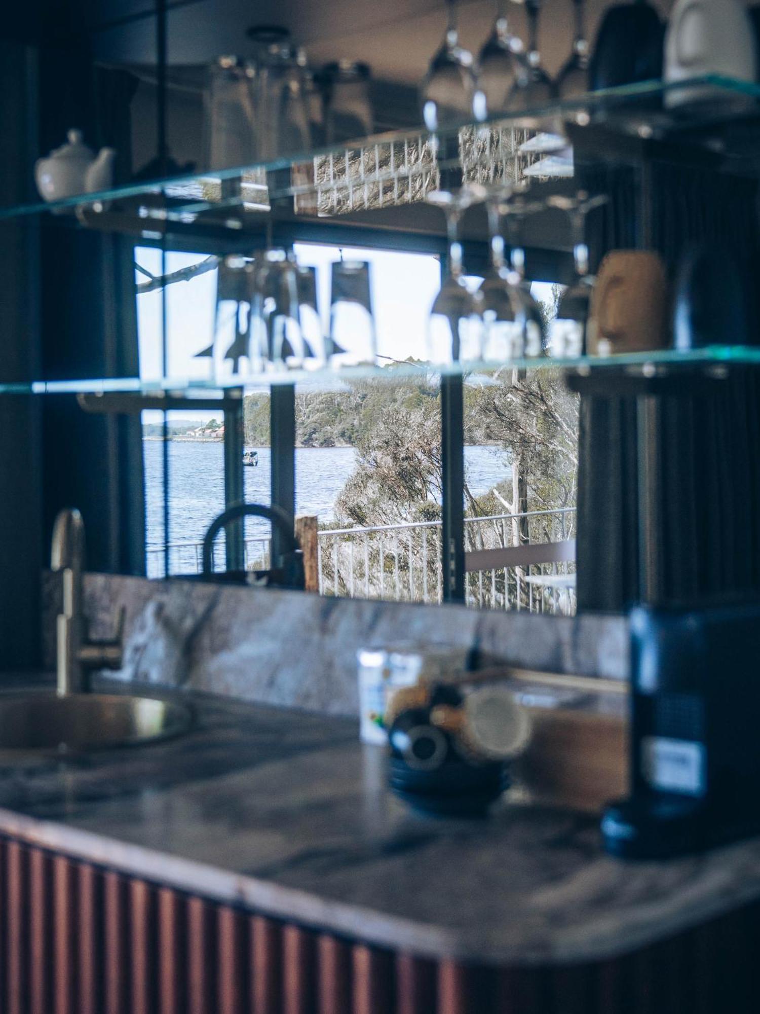 Risby Cove Boutique Hotel Strahan Eksteriør billede